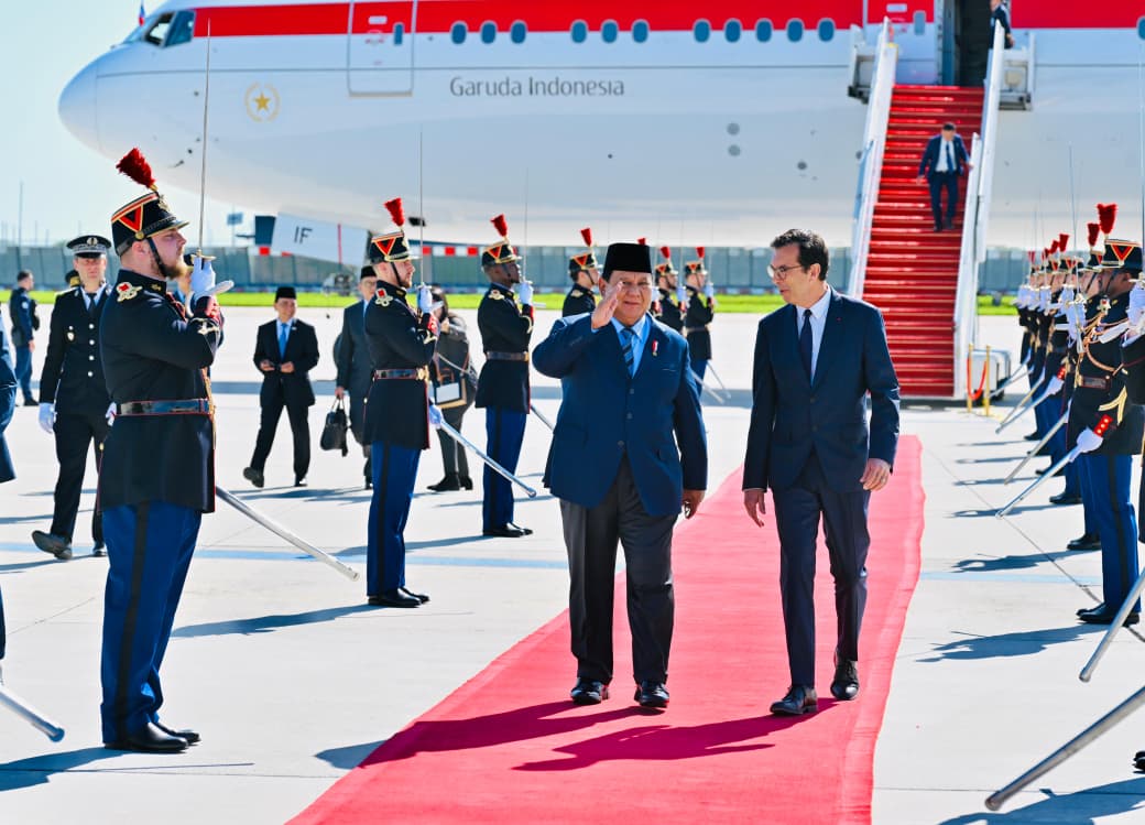 Presiden Prabowo Subianto (kiri) berjalan di karpet merah saat tiba di Paris, Prancis. (Foto/BPMI)