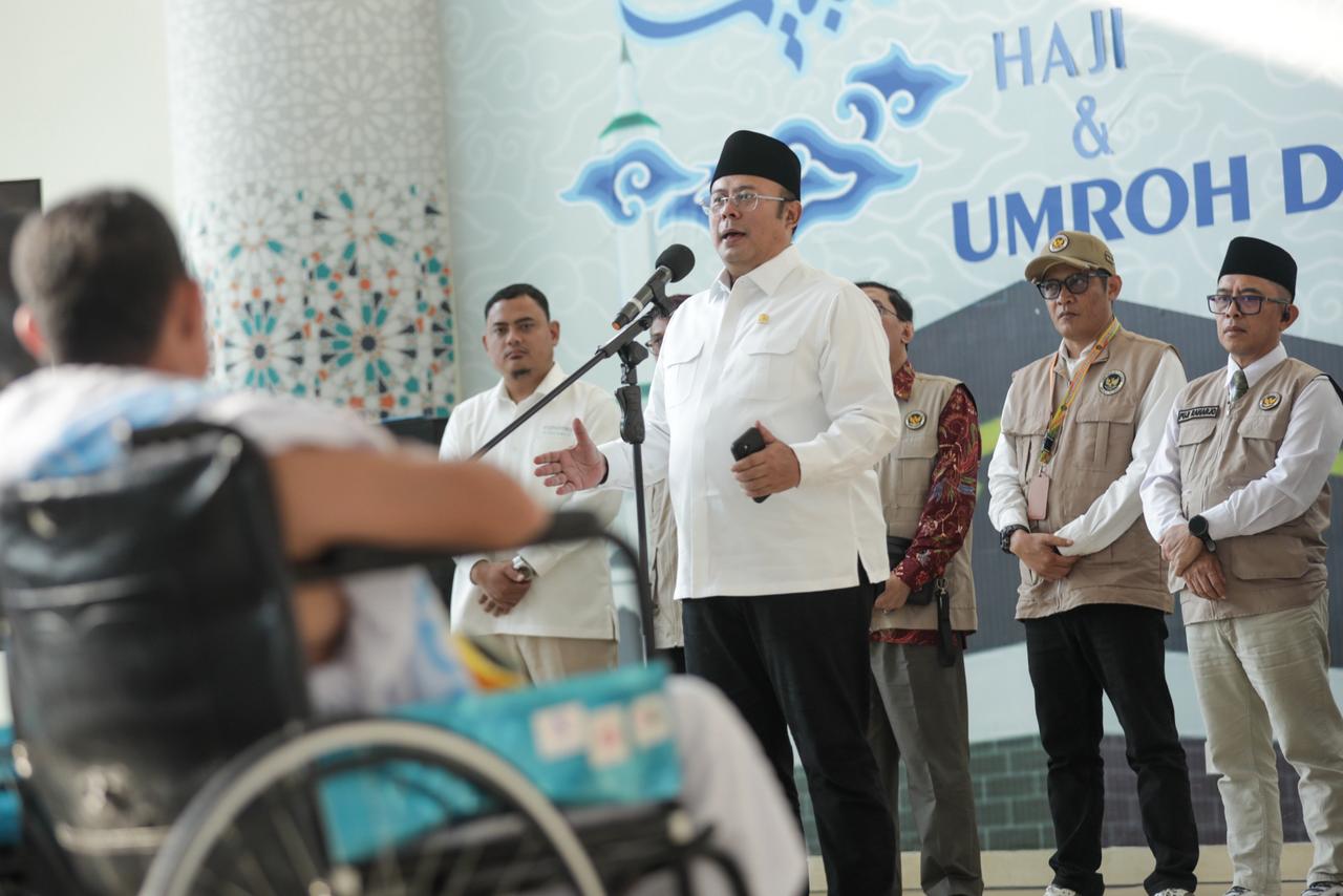 Wakil Ketua DPR RI Cucun Ahmad Syamsurijal melepas keberangkatan haji dari Bandara Kertajati, Jawa Barat, Minggu (10/5/2026). (BeritaNasional/DPR)