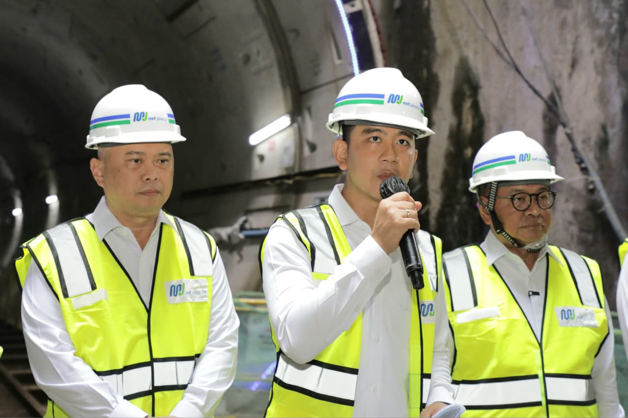 Wapres RI Gibran Rakabuming Raka (tengah), Gubernur DKI Pramono Anung (kanan) dan Menhub Dudy Purwagandhi (kiri) di proyek MRT Fase 2A. (BeritaNasional/Setwapres)