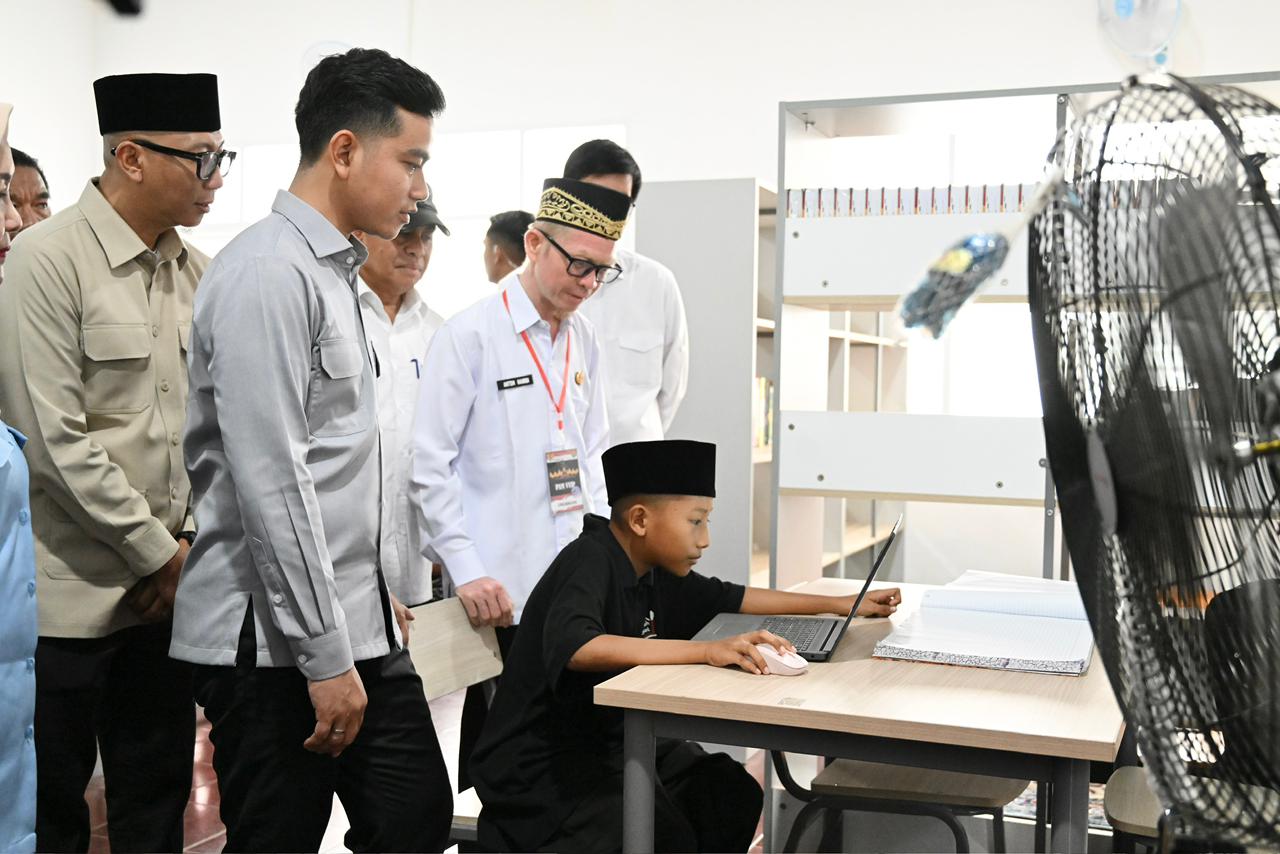 Wapres Gibran Rakabuming Raka melihat aktifitas belajar siswa Sekolah Rakyat di Lampung. (BeritaNasional/Setpres)