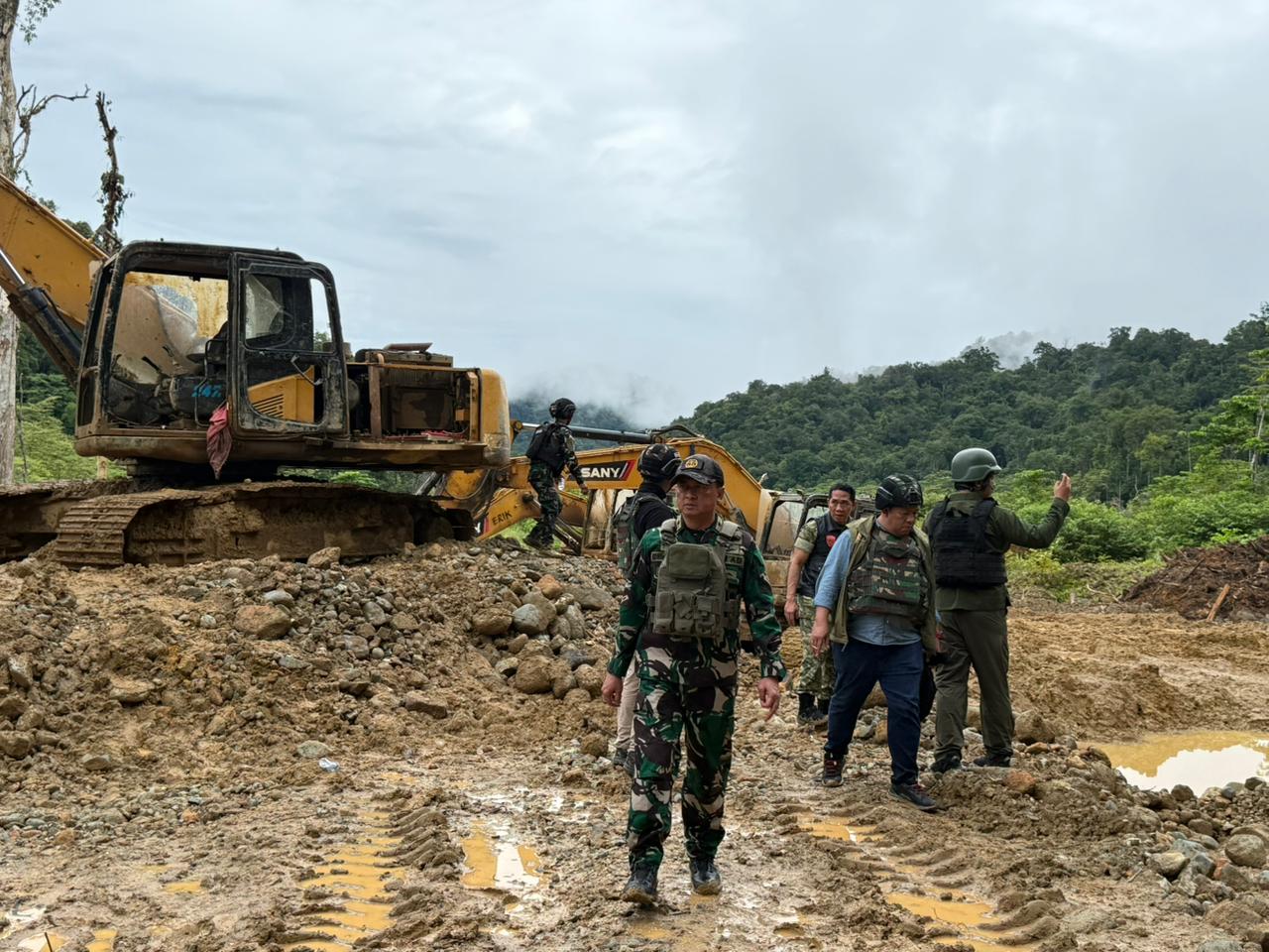 Penertiban Penambangan Emas Tanpa Izin (PETI) di Siriwo dan Uwapa, Kabupaten Nabire, Papua Tengah. (BeritaNasional/Puspen TNI)
