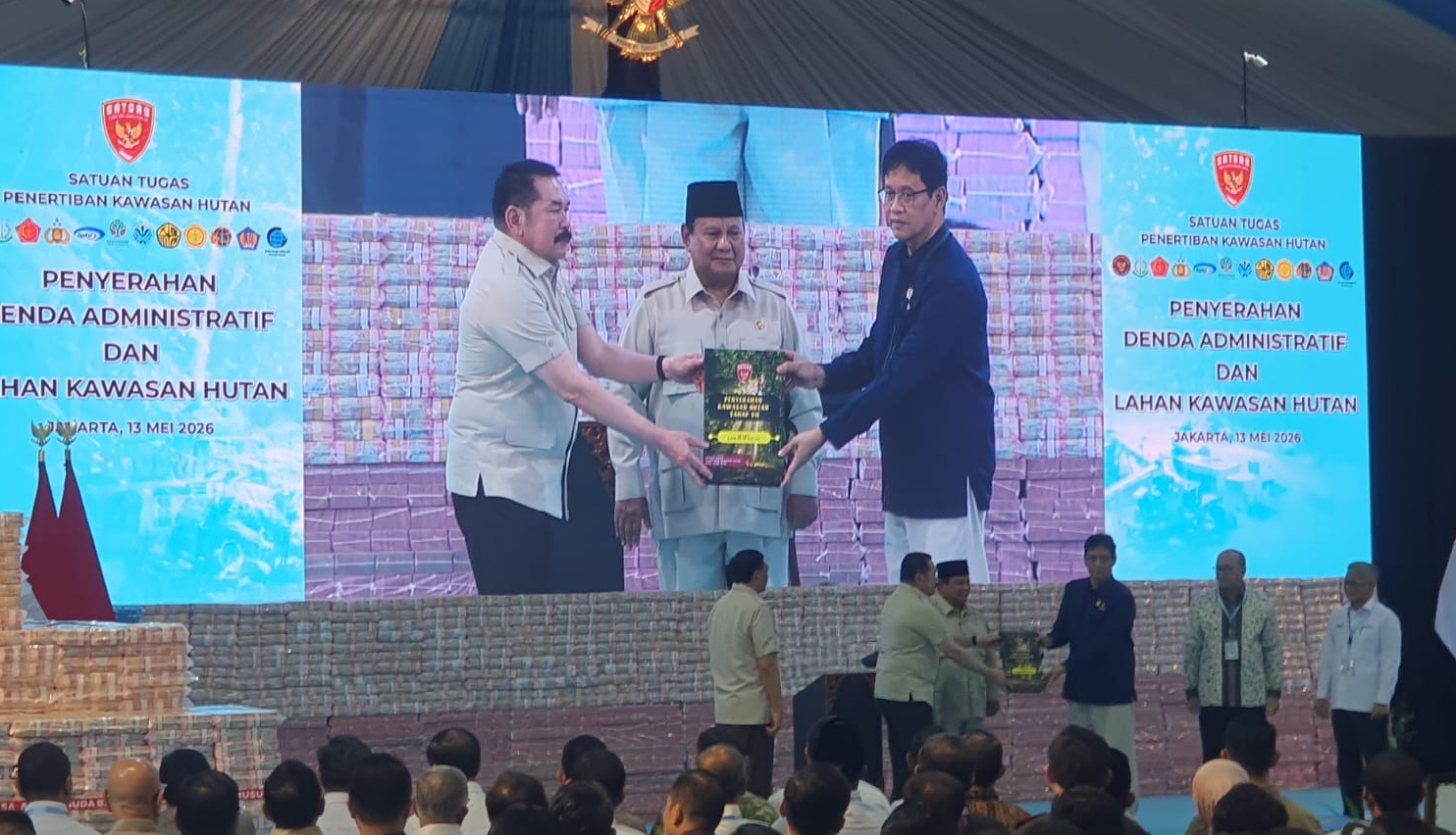Penyerahan uang hasil tangkapan Satgas PKH yang dihadiri Presiden Prabowo Subianto. (BeritaNasional/Bachtiarudin)