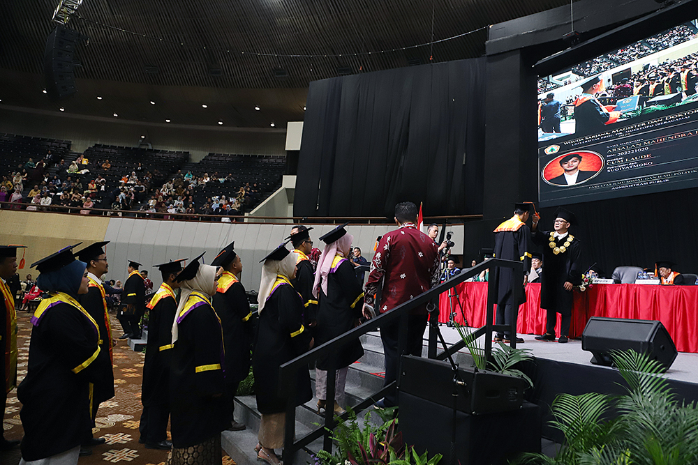 Rektor Universitas Prof. Dr. Moestopo (Beragama) Muhammad Saifulloh (kanan) mengukuhkan wisudawan dalam Dies Natalis dan Wisuda ke-65 di Jakarta Convention Center. (BeritaNasional/Elvis Sendouw)