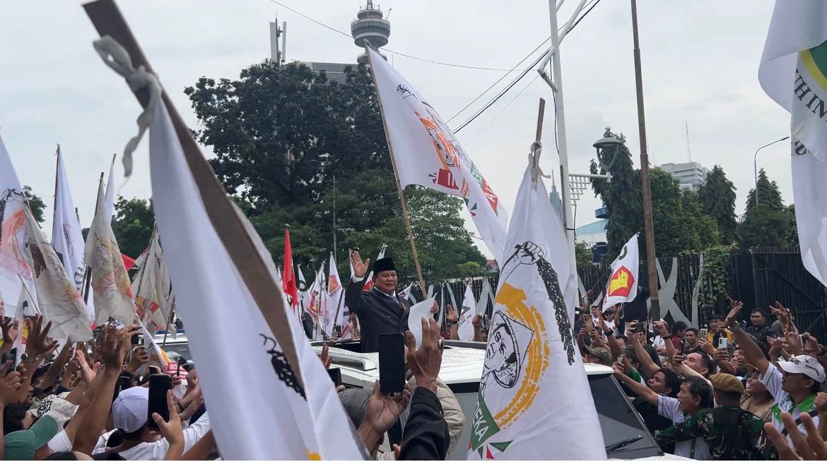 Usai Sidang Paripurna, Prabowo Temui Massa Aksi Damai di DPR. (Foto/BPMI)