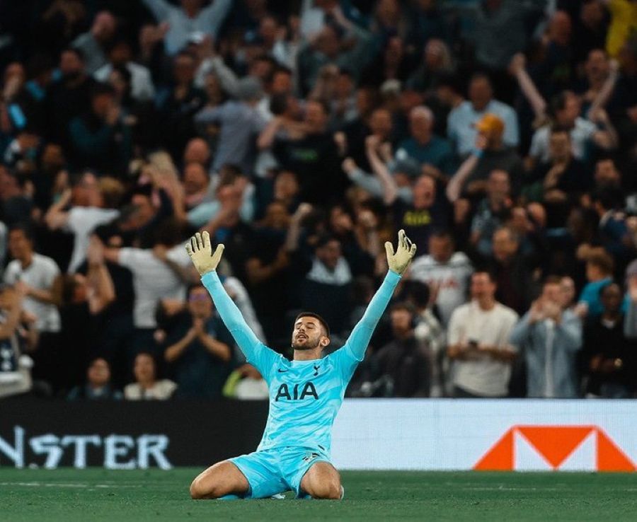 Penjaga gawang Tottenham, Guglielmo Vicario. (Foto/X:@TaaBwoy10)
