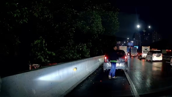 Viral Aksi Sopir Taksi Online Mengamuk di Tol JORR, Polisi Turun Tangan. (Foto/istimewa)