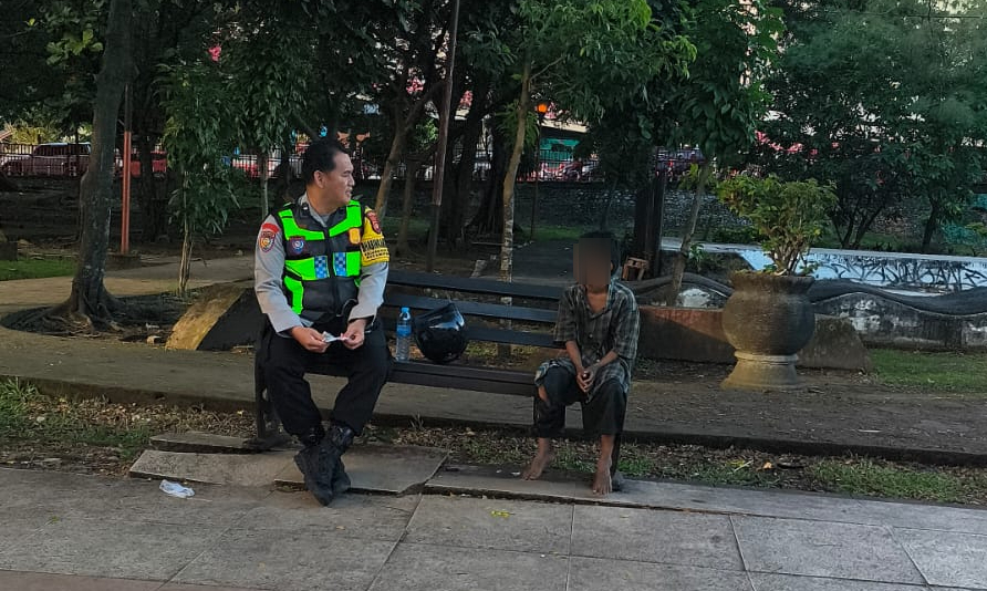 Ilustrasi polisi membina anak jalanan. (Foto/Ist)