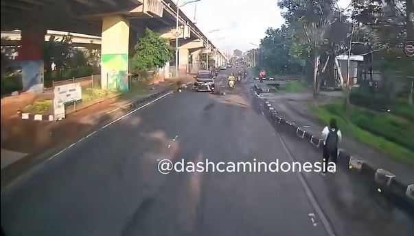 Mobil Mitsubishi Pajero dengan nopol B 1756 PJL menabrak pedagang buah di Jl. Raya Kalimalang, Duren Sawit, Jaktim, Sabtu (2/5/2026). (BeritaNasional/IG Dascam Indonesia)
