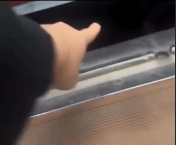 Perempuan menunjuk seseorang pria yang diduga merekam rok wanita dari bawah peron stasiun KRL. (BeritaNasional/IG Info Cirendeu)