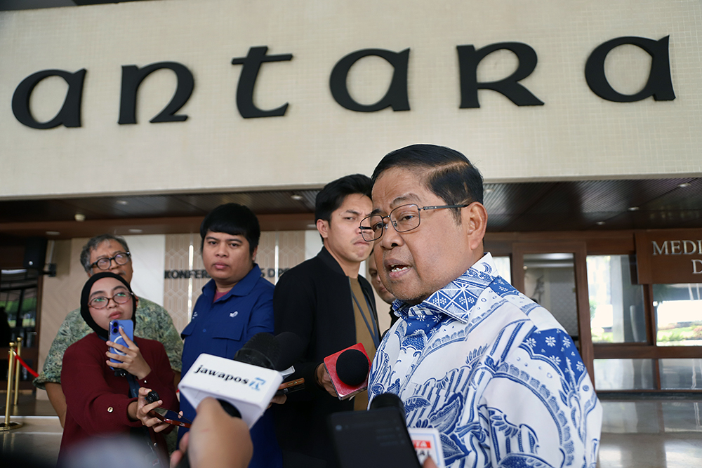 Wakil Ketua Umum (Waketum) Partai Golkar Idrus Marham, menjawab pertanyaan wartawan terkait pembebasan aktivis kemanusian yang tergabung dalam GSF. (BeritaNasional/Elvis Sendouw)