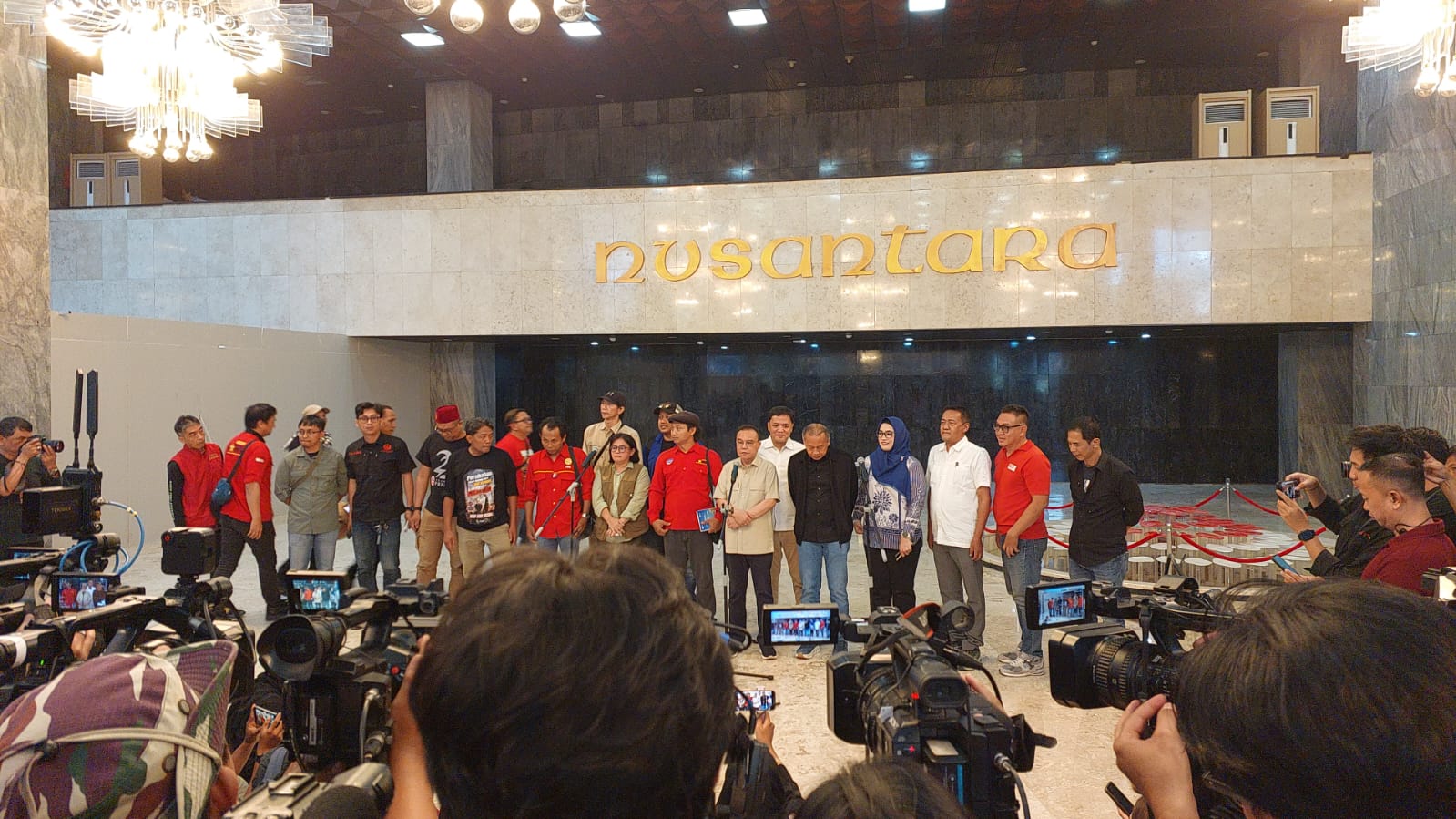 Wakil Ketua DPR Sufmi Dasco Ahmad gelar jumpa pers usai terima perwakilan buruh di gedung DPR Jakarta. (BeritaNasional/istimewa)