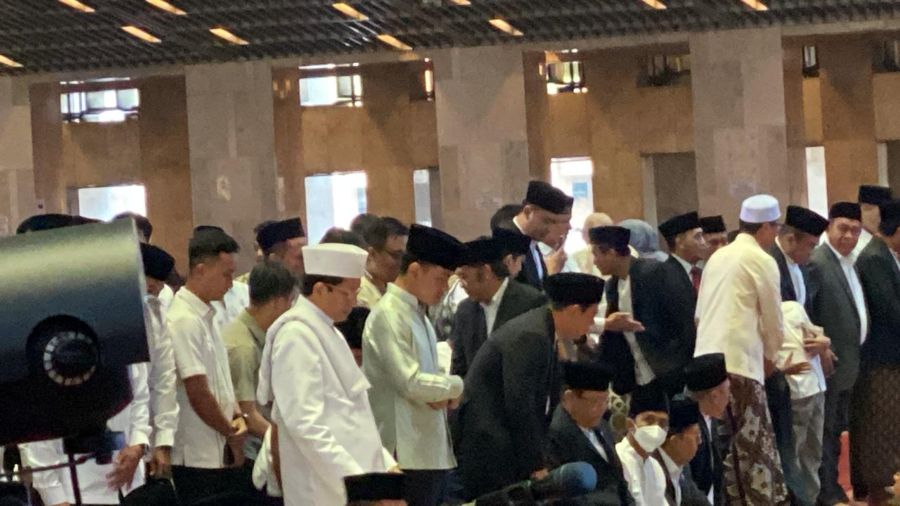 Wakil Presiden Gibran Rakabuming saat Salat Idul Adha di Masjid Istiqlal. (BeritaNasional/Panji Septo)