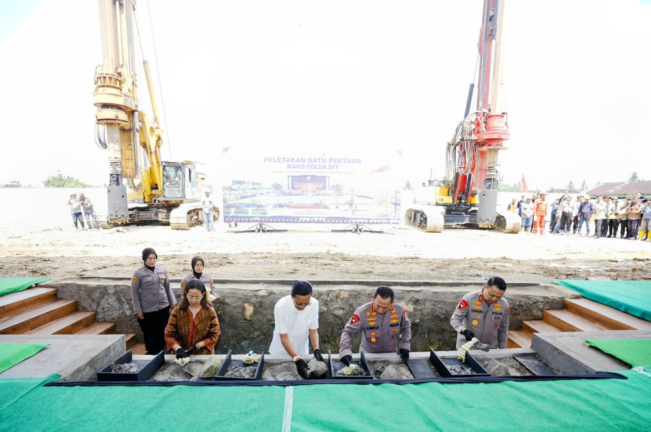 Gubernur DIY Sultan Hamengkubuwono X (tengah kiri) dan Kapolri Jenderal Listyo Sigit Prabowo (tengah kanan) pada peletakan batu bertama Mapolda DIY, Minggu (3/5/2026). (BeritaNasional/Humas Polri)