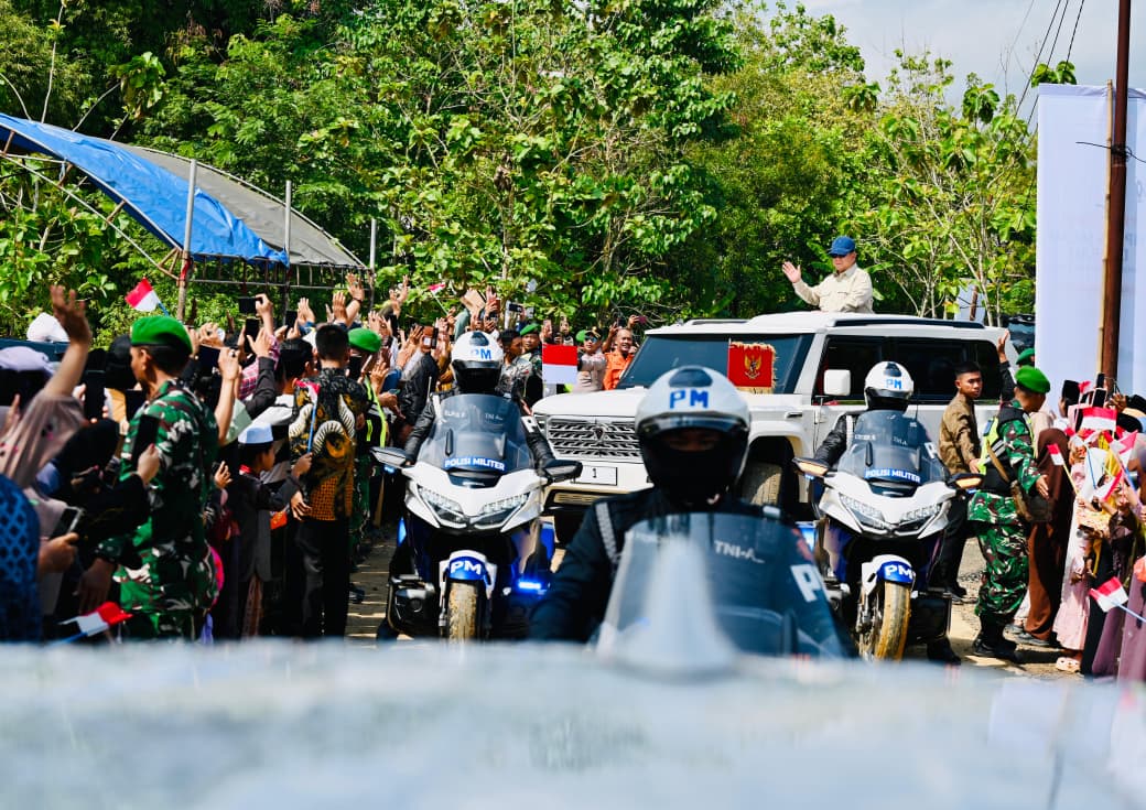 Presiden Prabowo Subianto menyapa warga Sampang Jawa Timur. (BeritaNasional/Setpres)
