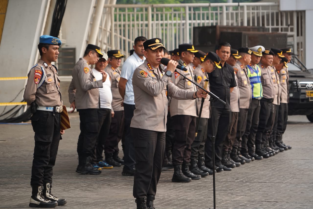 Personel polisi apel mengamankan FIFA Matchday malam ini. (BeritaNasional/Bachtiarudin)