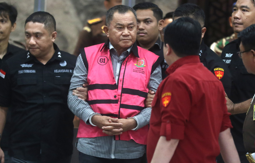 Tersangka dugaan tindak pidana korupsi tata kelola program Makan Bergizi Gratis (MBG) pada Badan Gizi Nasional (BGN) Lodewyk Pusung (tengah) berjalan memasuki mobil tahanan di Kejaksaan Agung, Jakarta, Rabu (3/6/2026).  (Beritanasional.com/Oke Atmaja)
