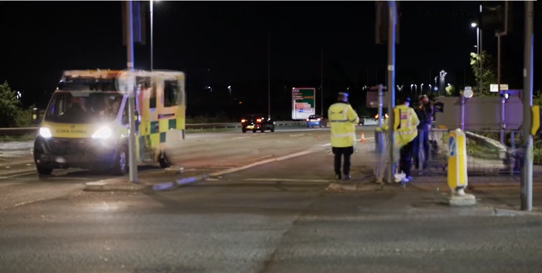Ambulans dan petugas menutup jalan di sekitar Elstow, Bedford, Inggris, Jumat (19/6/2026) malam. (BeritaNasional/Viory)