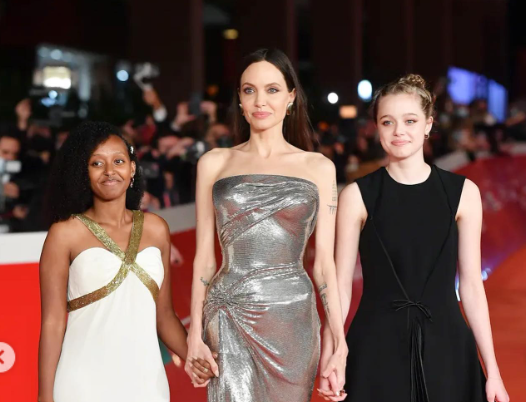 Angelia Jolie (tengah), bersama kedua putrinya, Shiloh Jolie (kanan) dan Zahara Jolie (kiri). (BeritaNasional/IG Zaharajp)