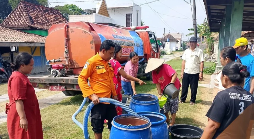 BPBD Grobogan mendistribusikan air bersih kepada masyarakat. (Foto/BPBD Jateng)