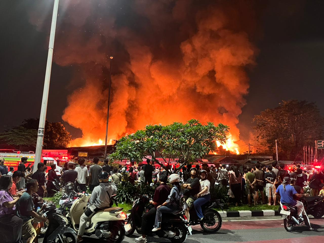Kebakaran di Kebon Kosong  Kemayoran, Jakpus, Senin (1/6/2026) malam. (BeritaNasional/Bachtiar)