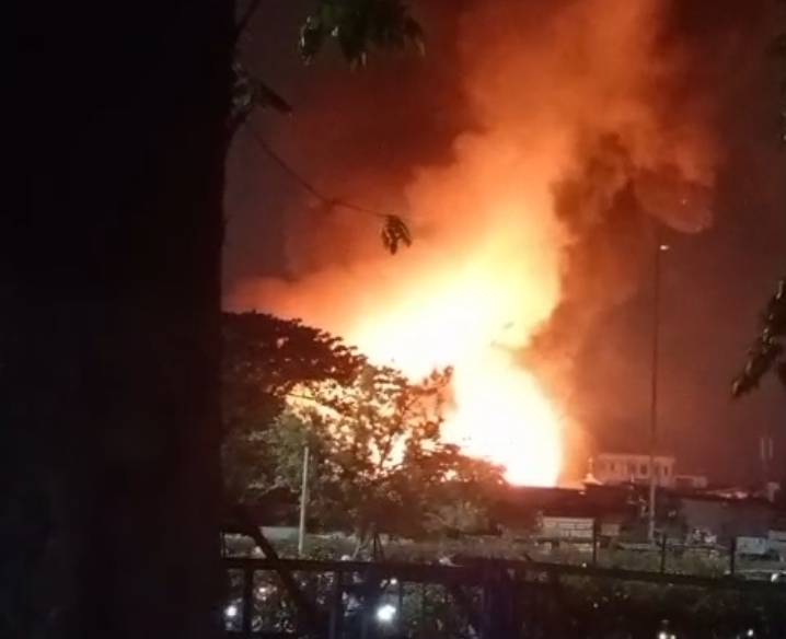 Kebakarn di pemukiman padat penduduk di Jalan Kemayoran Gempol, RT 2 RW 5, Kelurahan Kebon Kosong, Kecamatan Kemayoran, Jakarta Pusat, Senin (1/6/2026) malam. (BeritaNasional/Istimewa)