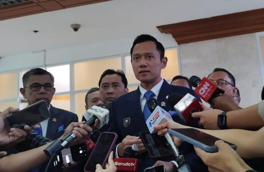 Ketua Umum Partai Demokrat Agus Harimurti Yudhoyono (AHY) memberikan keterangan pers di gedung DPR Jakarta. (BeritaNasional/Ahda)