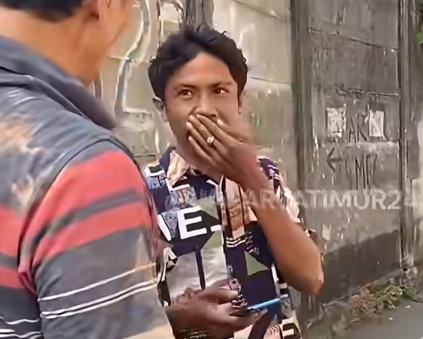 Orang diduga debt collector menyasar pengendara motor perempuan di Jaktim, Kamis (18/6/2026). (BeritaNasional/IG Jakarta Barat 24 Jam)