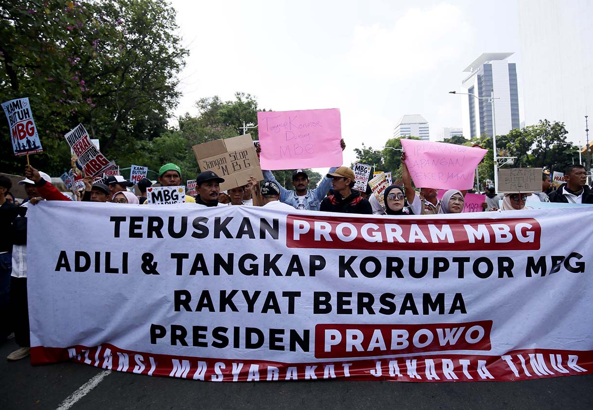 Massa dari Aliansi Masyarakat Jakarta Timur memegang poster saat berunjuk rasa di Jakarta, Rabu (17/6/2026). (Beritanasional.com/Oke Atmaja)