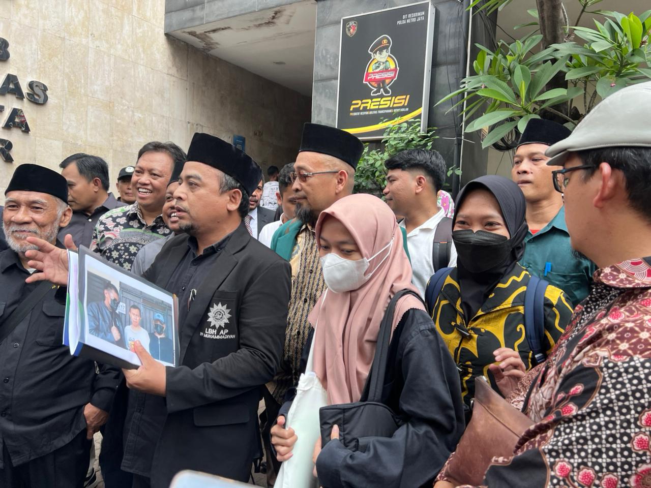 Anak Ahmad Bahar Serahkan Bukti Dugaan Penyekapan oleh Hercules ke Polda Metro Jaya. (BeritaNasional/Bachtiar)