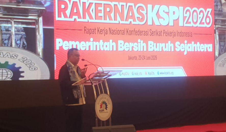 Wakil Ketua DPR Sufmi Dasco Ahmad menghubungi Dirut Pertamina Simon Aloysius Mantiri di depan ribuan buruh. (BeritaNasional/Bachtiarudin)