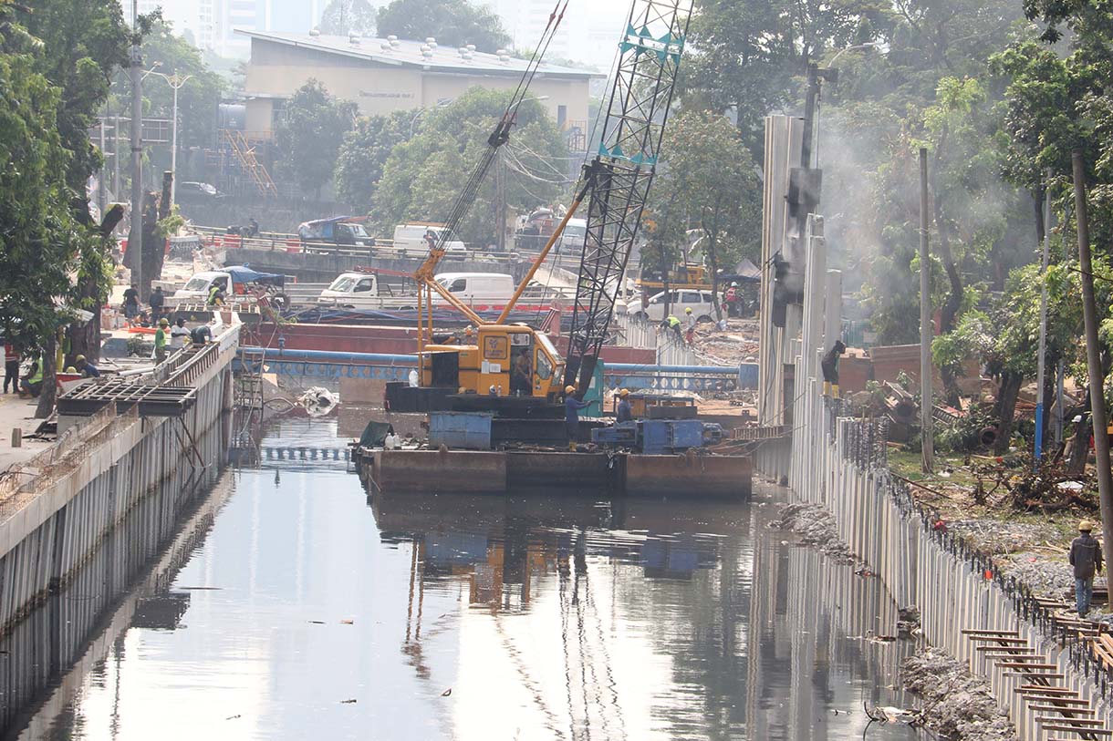 Pekerja dibantu alat berat menyelesaikan pembangunan turap di Kali Cideng Atas, Jalan HR Rasuna Said, Jakarta, Rabu (10/6/2026).  (Beritanasional.com/Oke Atmaja)