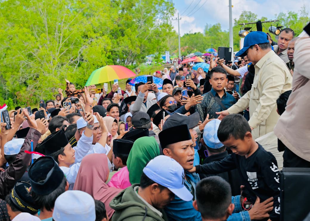 Antusiasme warga Desa Lar Lar, Banyuates, Sampang, Madura sambut kedatangan Presiden Prabowo Subianto, Selasa (23/6/2026). (BeritaNasional/BPMI Setpres)