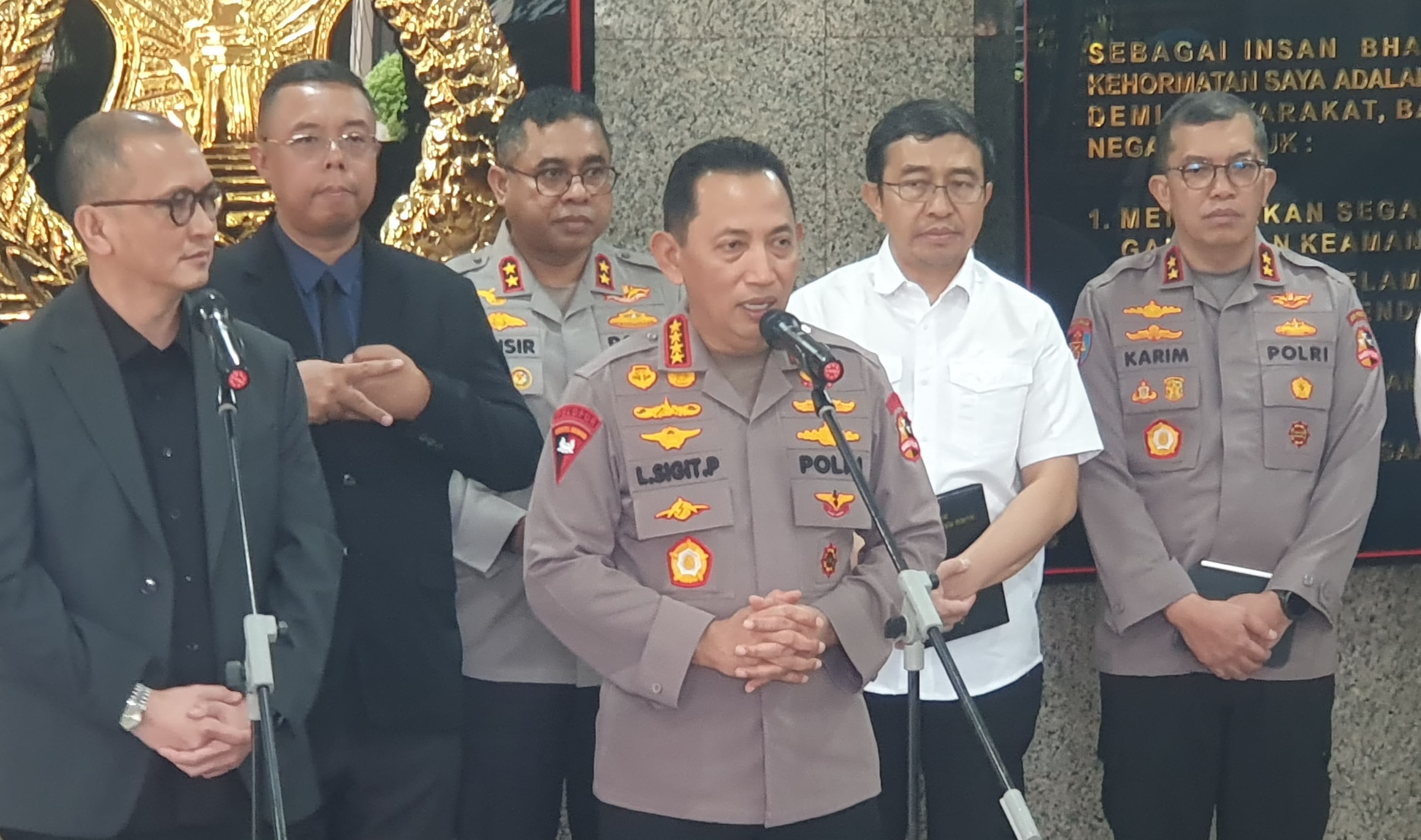 Kapolri Jenderal Listyo Sigit Prabowo (tengah) saat konferensi pers di Mabes Polri, Jakarta. (BeritaNasional/Bachtirudin Alam)