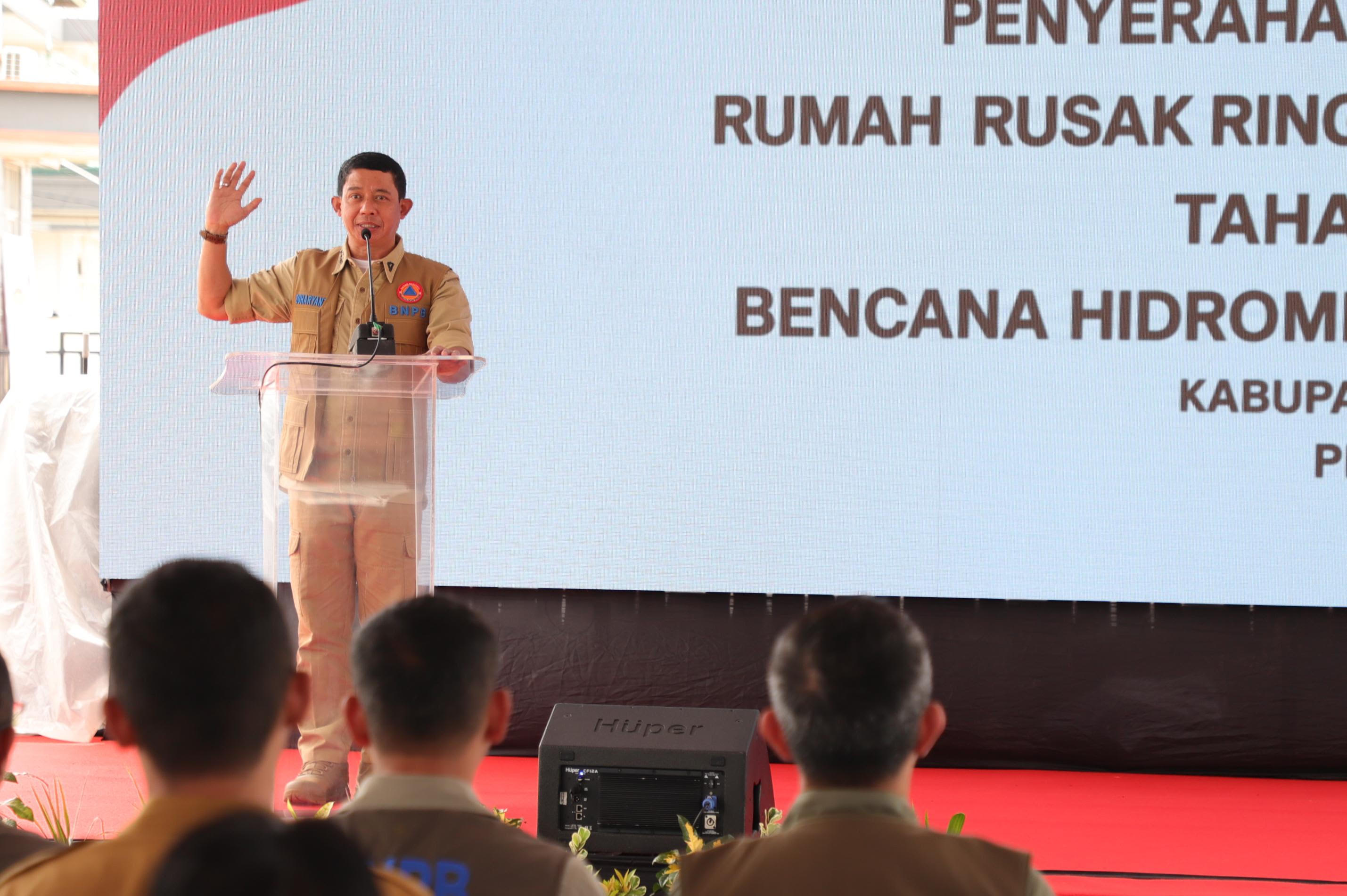 Kepala BNPB Letjen TNI Suharyanto saat berpidato di Kabupaten Aceh Tamiang, Aceh, beberapa waktu lalu. (Foto/doc BNPB)