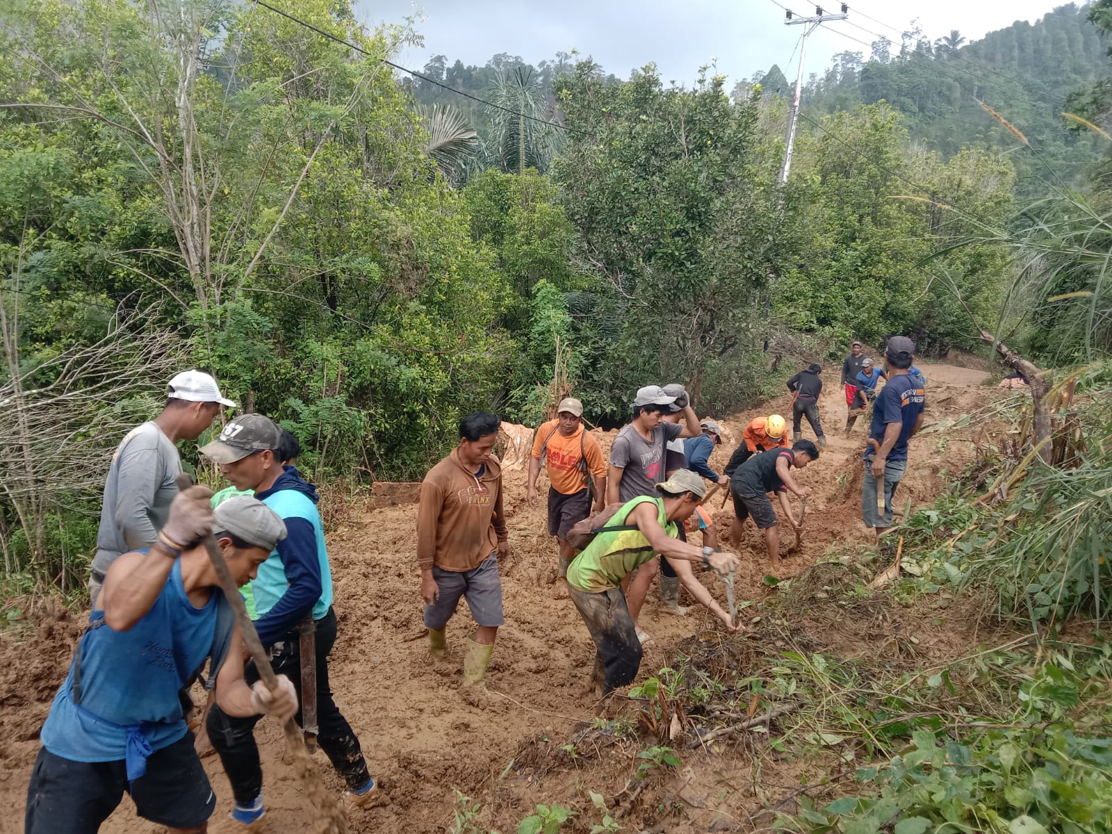 Tanah longsor terjadi di Desa Leppangeng Sulawesi Selatan, pada Sabtu (30/5/2026). (BeritaNasional/BNPB)