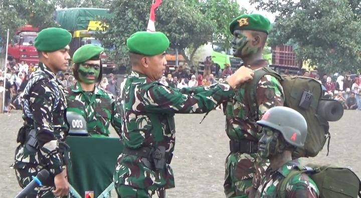 Danrindam V/Brawijaya Brigjen TNI Mukhamad Albar melaksanakan upacara pembaretan dan penyematan Brevet Yudha Wastu Pramuka bagi prajurit infanteri. (BeritaNasional/Elvis/HO Dispenad)