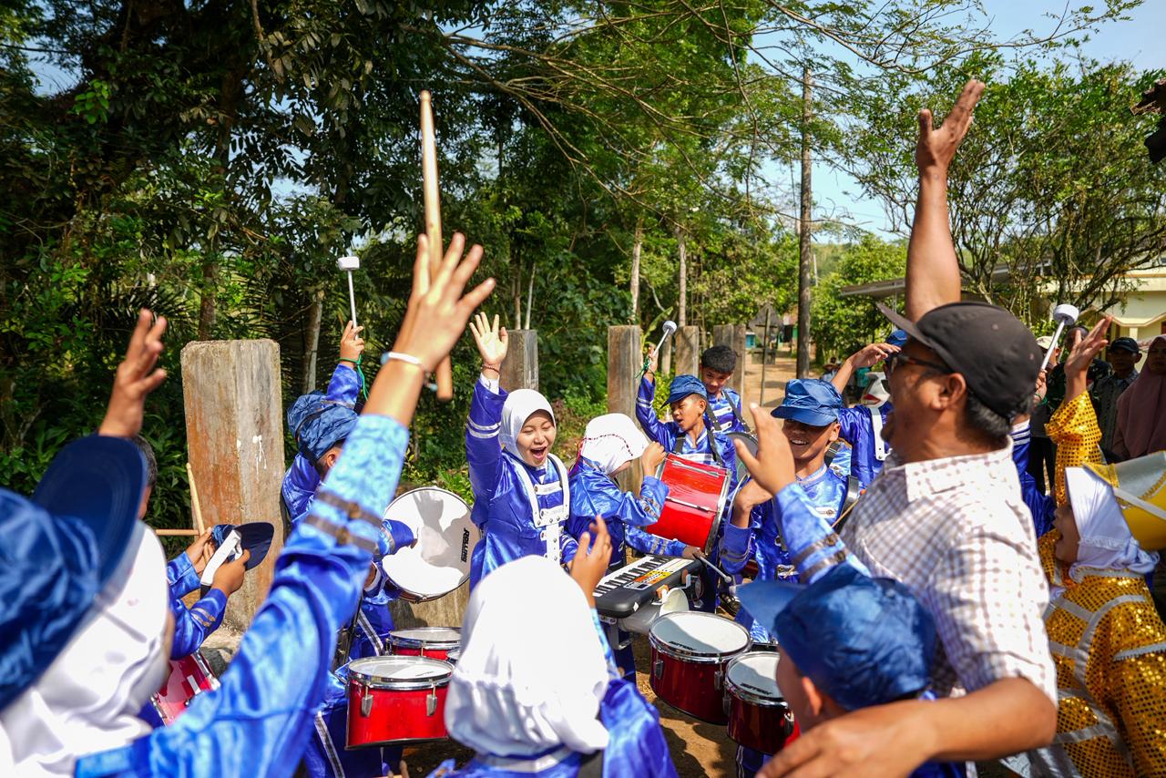 Presiden Prabowo berikan bantuan drumben untuk siswa Sukabumi yang viral di Media Sosial. (Foto/ Sekretariat Presiden)