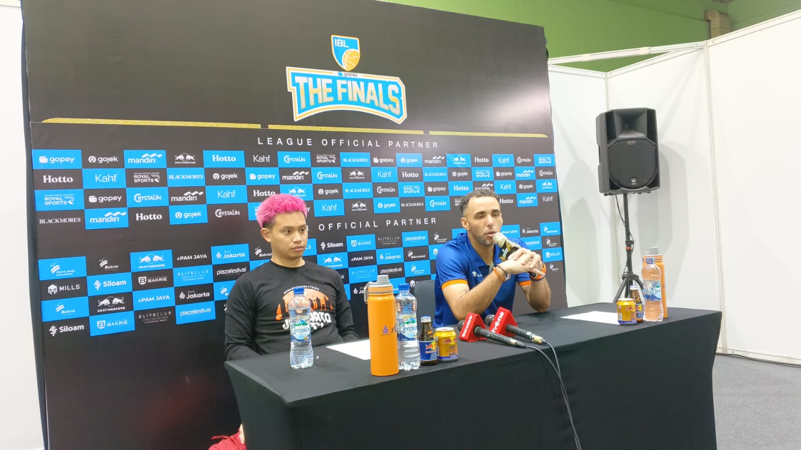 Pelatih Pelita Jaya David Reynard Singleton (kanan) bersama point guard Pelita Jaya Andakara Prastawa. (BeritaNasional/Hamdi)