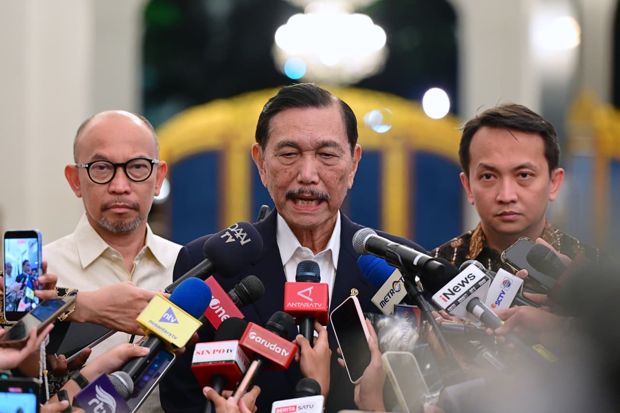 Ketua Dewan Ekonomi Nasional (DEN) Luhut Binsar Pandjaitan memberikan keterangan pers di Istana Merdeka Jakarta. (BeritaNasional/Setpres)