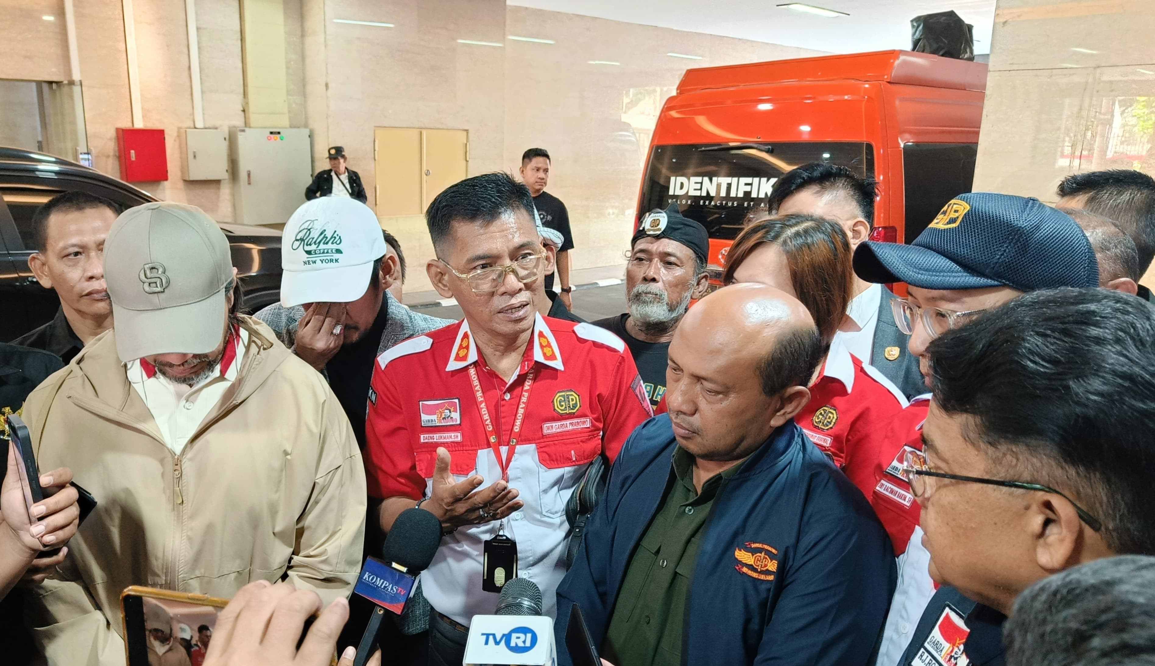 Relawan Garda Prabowo melaporkan eks Ketua BEM UGM Tiyo Ardianto ke Bareskrim Polri. (BeritaNasional/Bachtiarudin Alam)