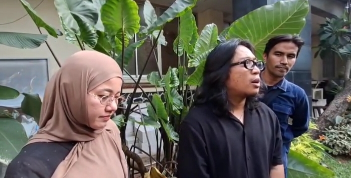 Presenter dan komika Praz Teguh memberikan keterangan kepada wartawan. (BeritaNasional/Bachtiarudin)