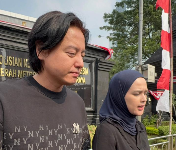 Pasangan selebriti Roger Danuarta dan Cut Meyriska diperiksa sebagai saksi atas kasus Hanania Travel di Mapolda Metro Jaya, Jumat (12/6/2026). (BeritaNasional/Bachtiar)