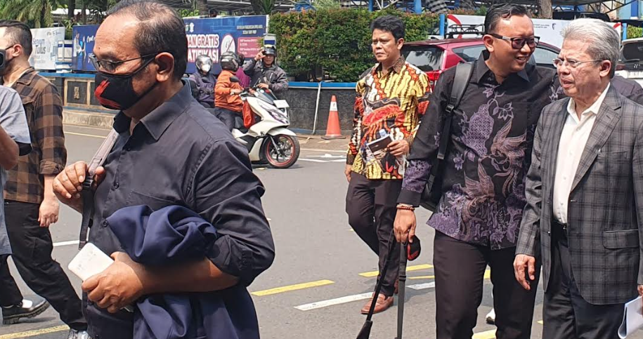 Pengamat politik Saiful Mujani kenakan masker saat penuhi panggilan penyidik Polda Metro Jaya. (BeritaNasional/Bachtiarudin)