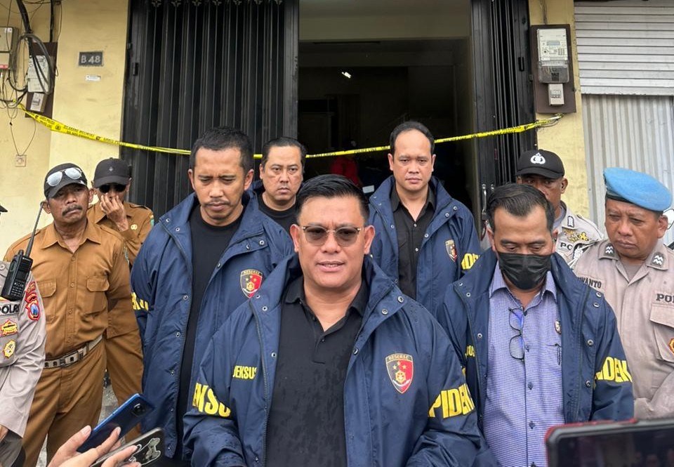 Dirtipideksus Bareskrim Polri Brigjen Pol Ade Safri Simanjuntak (tengah) saat memberikan keterangan pers. (BeritaNasional/Bachtiarudin)