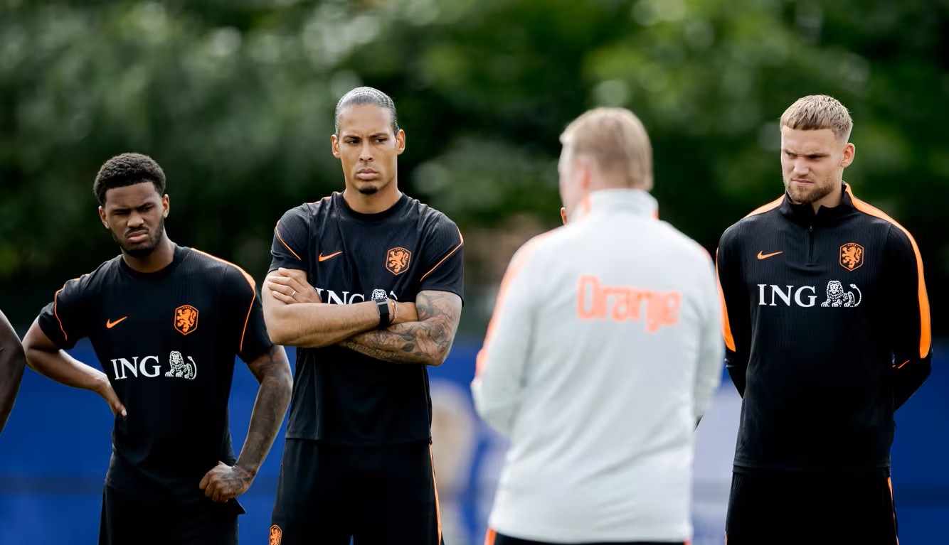Beberapa Timnas Belanda sedang mendengar instruksi Pelatih Ronald Koeman. (Foto/FIFA)