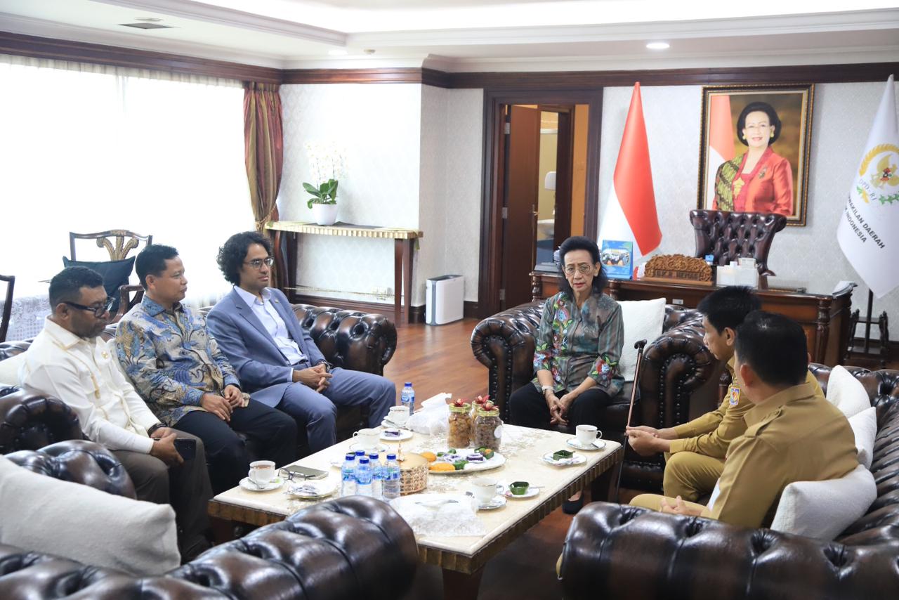 Pertemuan Wakil Ketua DPD RI Bidang Otonomi Daerah, Politik, dan Hukum GKR Hemas bersama tim dari Kemendagri. (BeritaNasional/DPD)