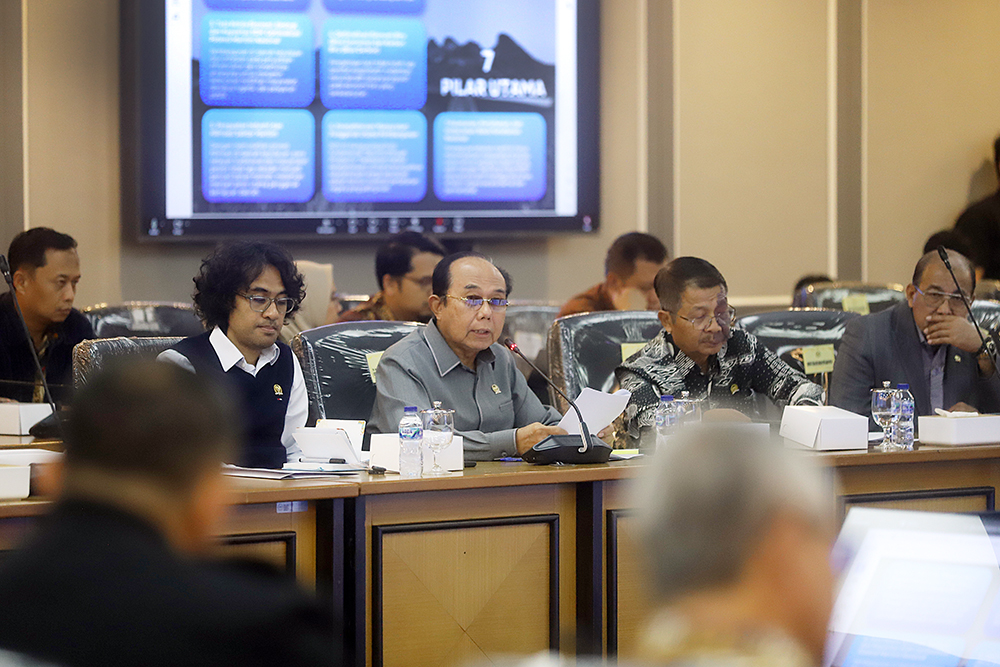 Ketua Tim Kerja RUU Daerah Kepulaun DPD Andi Sofyan Hasdam sampaikan pandangan RUU Daerah Kepulauan DPR. (BeritaNasional/Elvis Sendouw)