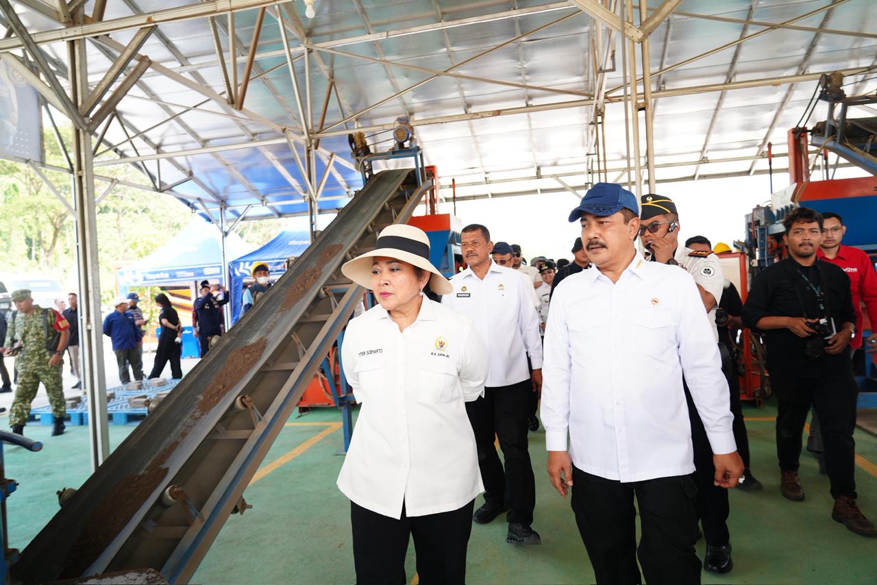 Ketua Komisi IV DPR RI Titiek Soeharto melihat salah satu program unggulan lapas Nusakambangan Jawa Tengah. (BeritaNasional/istimewa)