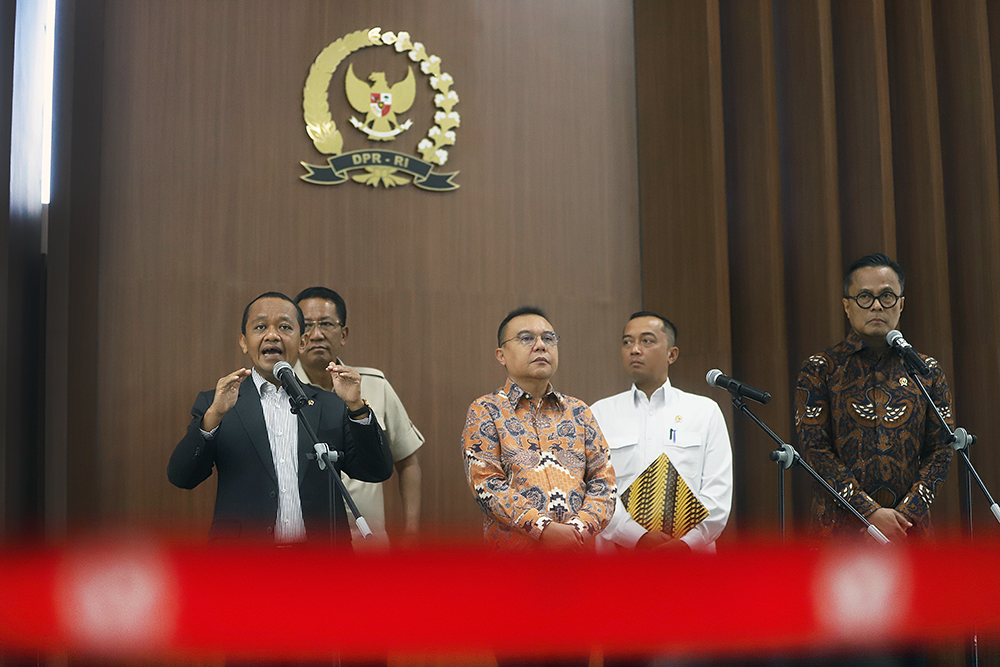 Pimpinan DPR bersama pemerintah memberikan keterangan kepada wartawan terkait rakor kebijakan baru tata kelola ekspor sumber daya alam (SDA). (BeritaNasional/Elvis Sendouw)