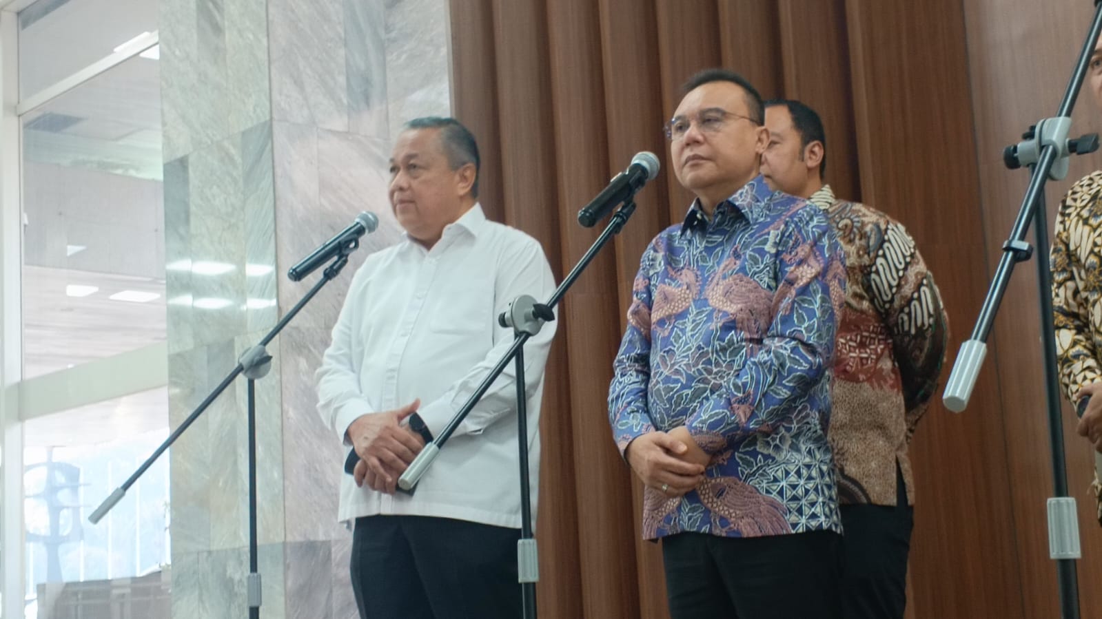 Wakil Ketua DPR Sufmi Dasco Ahmad (kanan) saat konferensi pers di Kompleks Parlemen, Jakarta. (BeritaNasional/Hamdi)